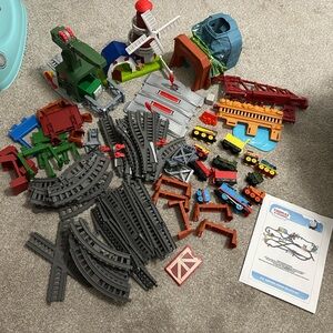 Thomas & Friends Deluxe Track Trains - used missing pieces poor condition.